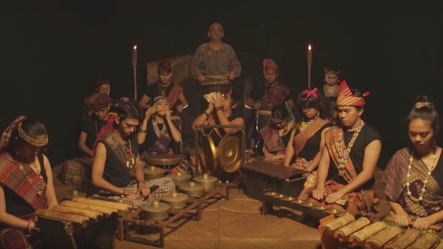اجرای موسیقی شروع سریال بازی تاج و تخت توسط گروه  Kontra-GaPi