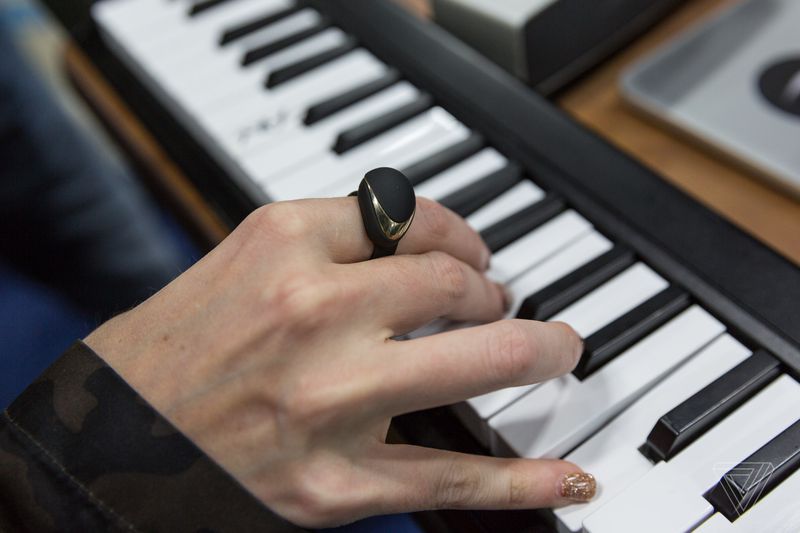 این حلقه میدی کنترلر وایرلس به شما اجازه کنترل افکت های موسیقایی را بوسیله حرکت دست می دهد
