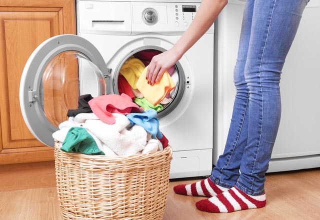7 اشتباه رایج که هنگام شستشو لباس ها انجام می دهیم