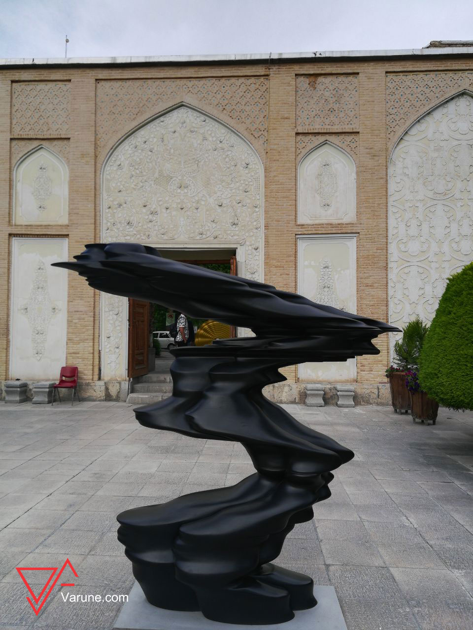 گزارش اختصاصی وارونه از نمایشگاه ریشه ها و سنگ ها اثر تونی کرگ در اصفهان