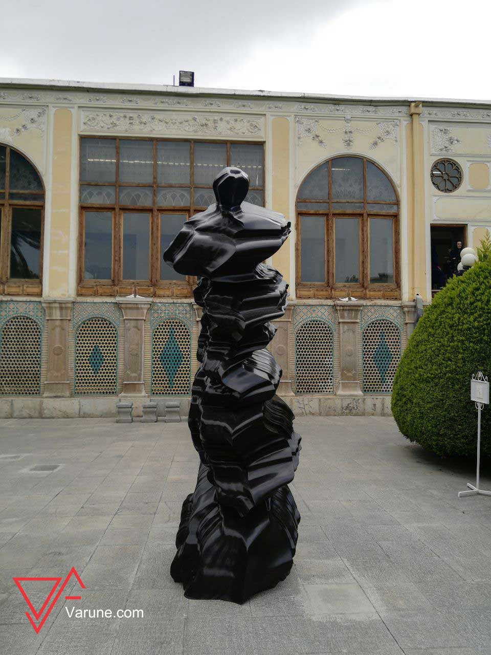 گزارش اختصاصی وارونه از نمایشگاه ریشه ها و سنگ ها اثر تونی کرگ در اصفهان