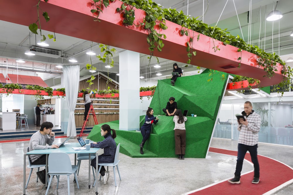 طراحی فوق العاده دفتر کاری در چین با پیست دو ، باغ گیاهان و یک کوه کوچک