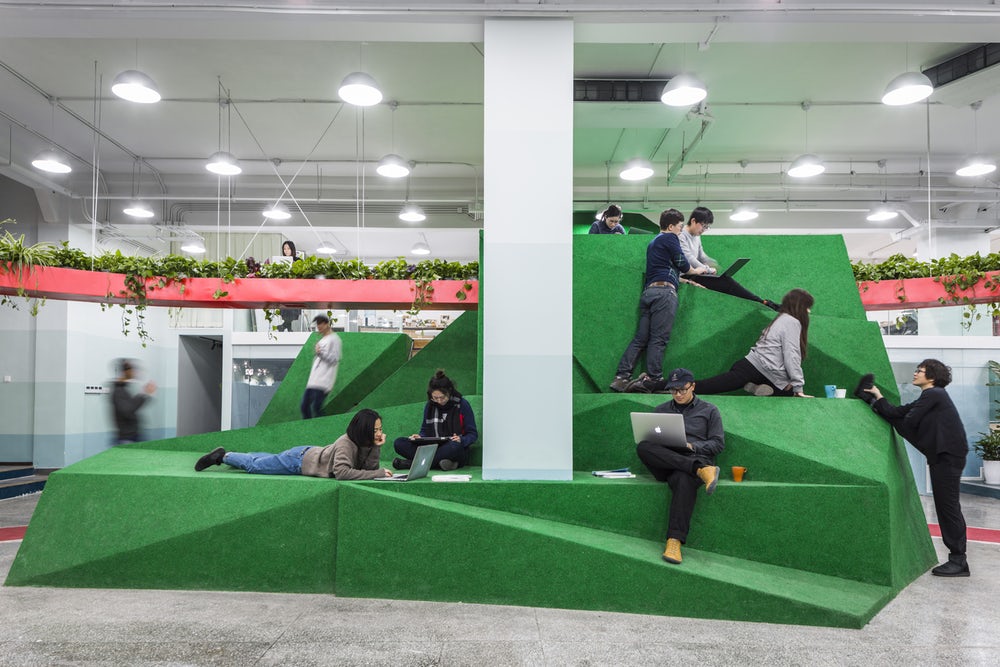 طراحی فوق العاده دفتر کاری در چین با پیست دو ، باغ گیاهان و یک کوه کوچک