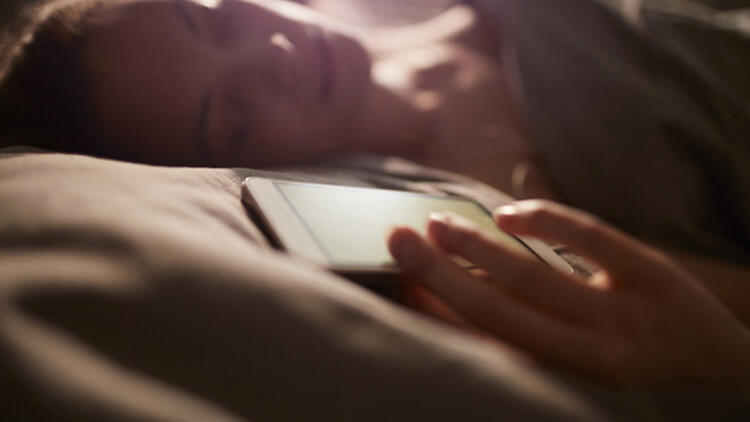 با تلفن همراه خوابیدن
