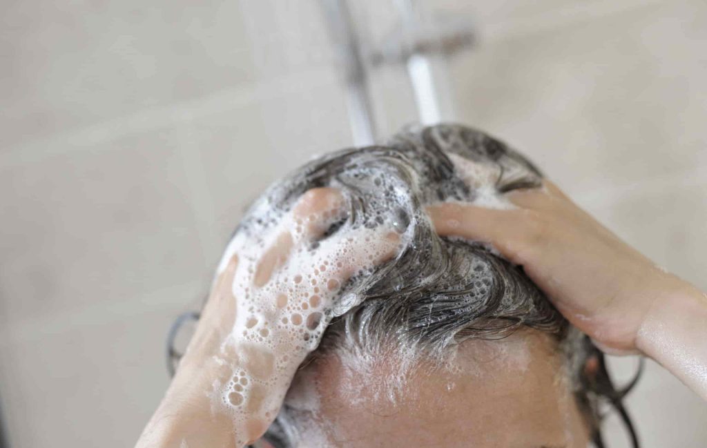 شستوشوی درست مو از روش های کاهش چربی مو 